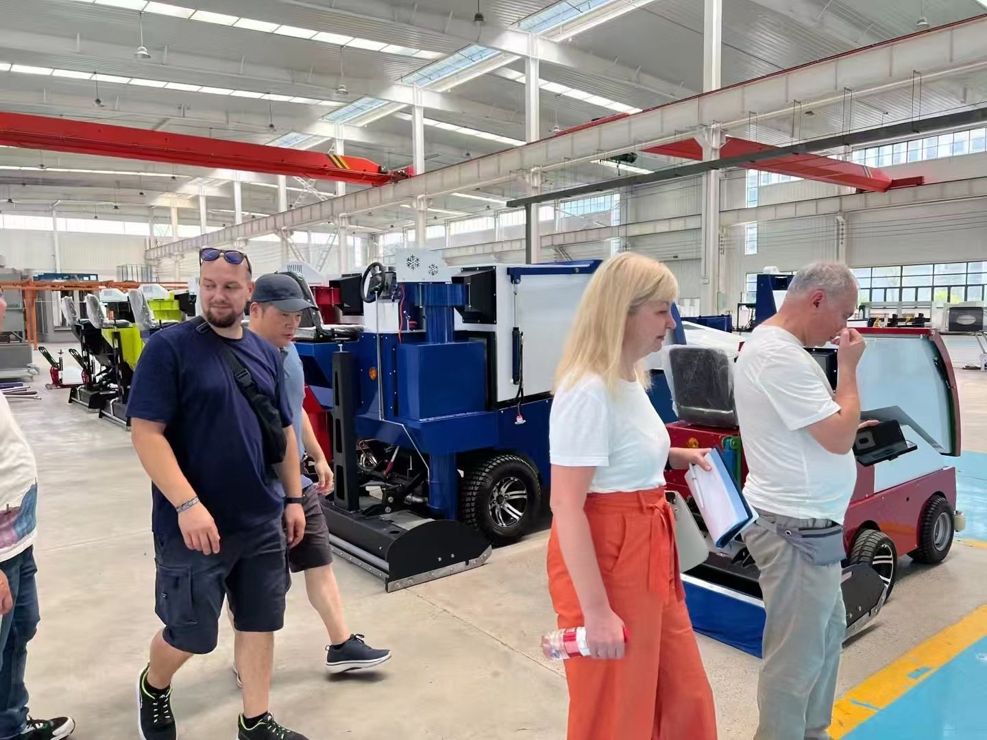 Customer inspection of ice resurfacers at Anyikang factory